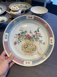 Drie Chinese blauw-witte en famille rose schotels, een theepot, een kom en een zhadou, 18/19e eeuw