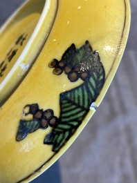 Coupe en porcelaine de Chine &agrave; d&eacute;cor de dragons en aubergine et vert sur fond jaune, marque et &eacute;poque de Guangxu