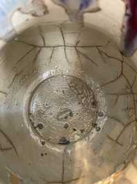 Vase de forme 'hu' en porcelaine de Chine &agrave; &eacute;mail flamb&eacute; restaur&eacute; de fa&ccedil;on kintsugi, marque de Qianlong, 20&egrave;me
