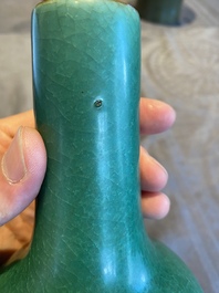 Vase de forme bouteille en porcelaine de Chine en vert monochrome, Qing