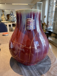 Vase de forme 'hu' en porcelaine de Chine &agrave; &eacute;mail flamb&eacute; restaur&eacute; de fa&ccedil;on kintsugi, marque de Qianlong, 20&egrave;me