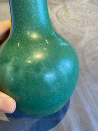 Vase de forme bouteille en porcelaine de Chine en vert monochrome, Qing