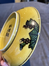 Coupe en porcelaine de Chine &agrave; d&eacute;cor de dragons en aubergine et vert sur fond jaune, marque et &eacute;poque de Guangxu