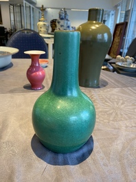 Vase de forme bouteille en porcelaine de Chine en vert monochrome, Qing