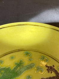 Coupe en porcelaine de Chine &agrave; d&eacute;cor de dragons en aubergine et vert sur fond jaune, marque et &eacute;poque de Guangxu
