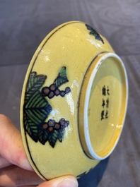 Coupe en porcelaine de Chine &agrave; d&eacute;cor de dragons en aubergine et vert sur fond jaune, marque et &eacute;poque de Guangxu