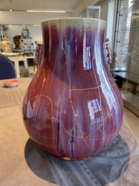 Vase de forme 'hu' en porcelaine de Chine &agrave; &eacute;mail flamb&eacute; restaur&eacute; de fa&ccedil;on kintsugi, marque de Qianlong, 20&egrave;me