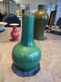 Vase de forme bouteille en porcelaine de Chine en vert monochrome, Qing