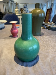Vase de forme bouteille en porcelaine de Chine en vert monochrome, Qing