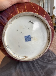 Vase de forme 'hu' en porcelaine de Chine &agrave; &eacute;mail flamb&eacute; restaur&eacute; de fa&ccedil;on kintsugi, marque de Qianlong, 20&egrave;me