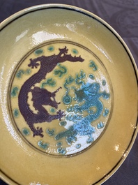 Coupe en porcelaine de Chine &agrave; d&eacute;cor de dragons en aubergine et vert sur fond jaune, marque et &eacute;poque de Guangxu