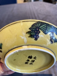 Coupe en porcelaine de Chine &agrave; d&eacute;cor de dragons en aubergine et vert sur fond jaune, marque et &eacute;poque de Guangxu