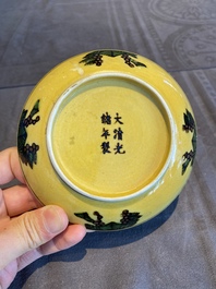 Coupe en porcelaine de Chine &agrave; d&eacute;cor de dragons en aubergine et vert sur fond jaune, marque et &eacute;poque de Guangxu