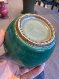 Vase de forme bouteille en porcelaine de Chine en vert monochrome, Qing