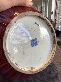 Vase de forme 'hu' en porcelaine de Chine &agrave; &eacute;mail flamb&eacute; restaur&eacute; de fa&ccedil;on kintsugi, marque de Qianlong, 20&egrave;me