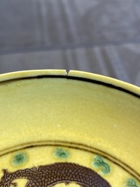 Coupe en porcelaine de Chine &agrave; d&eacute;cor de dragons en aubergine et vert sur fond jaune, marque et &eacute;poque de Guangxu