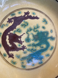 Coupe en porcelaine de Chine &agrave; d&eacute;cor de dragons en aubergine et vert sur fond jaune, marque et &eacute;poque de Guangxu
