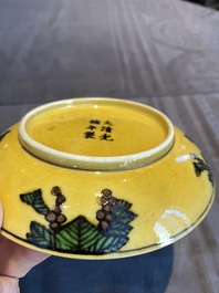 Coupe en porcelaine de Chine &agrave; d&eacute;cor de dragons en aubergine et vert sur fond jaune, marque et &eacute;poque de Guangxu