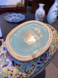 Vase de type 'bianhu' en porcelaine de Chine famille rose, marque de Jiaqing, R&eacute;publique