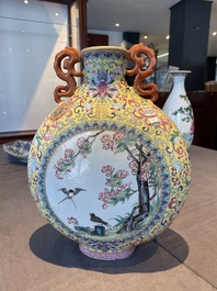 Vase de type 'bianhu' en porcelaine de Chine famille rose, marque de Jiaqing, R&eacute;publique