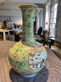 Vase de forme bouteille en porcelaine de Chine famille rose &agrave; fond vert de limon, marque et &eacute;poque de Jiaqing
