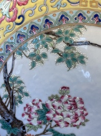 Vase de type 'bianhu' en porcelaine de Chine famille rose, marque de Jiaqing, R&eacute;publique