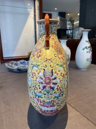 Vase de type 'bianhu' en porcelaine de Chine famille rose, marque de Jiaqing, R&eacute;publique