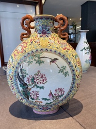 Vase de type 'bianhu' en porcelaine de Chine famille rose, marque de Jiaqing, R&eacute;publique