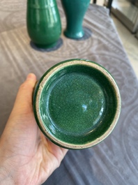 Drie Chinese groen-geglazuurde vazen, 19/20e eeuw