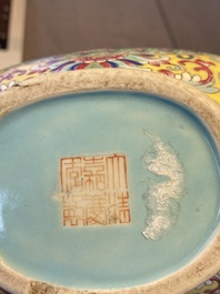 Vase de type 'bianhu' en porcelaine de Chine famille rose, marque de Jiaqing, R&eacute;publique