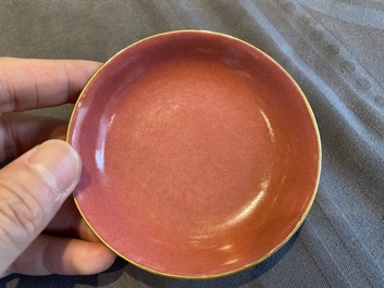 Een paar Chinese monochrome roze schoteltjes, Guangxu merk en periode