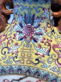 Vase de type 'bianhu' en porcelaine de Chine famille rose, marque de Jiaqing, R&eacute;publique