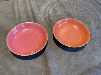 Een paar Chinese monochrome roze schoteltjes, Guangxu merk en periode