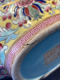 Vase de type 'bianhu' en porcelaine de Chine famille rose, marque de Jiaqing, R&eacute;publique