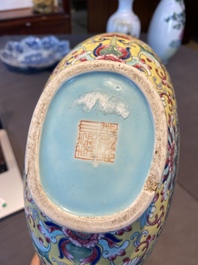 Vase de type 'bianhu' en porcelaine de Chine famille rose, marque de Jiaqing, R&eacute;publique