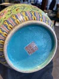Vase de forme bouteille en porcelaine de Chine famille rose &agrave; fond vert de limon, marque et &eacute;poque de Jiaqing