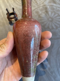 Paire de vases en porcelaine de Chine &agrave; &eacute;mail dit 'fleur de p&ecirc;che' sur socles en bois, marque de Kangxi, 19&egrave;me