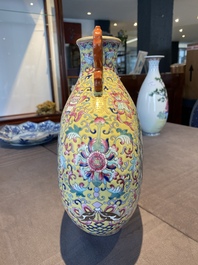 Vase de type 'bianhu' en porcelaine de Chine famille rose, marque de Jiaqing, R&eacute;publique