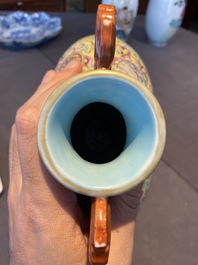 Vase de type 'bianhu' en porcelaine de Chine famille rose, marque de Jiaqing, R&eacute;publique
