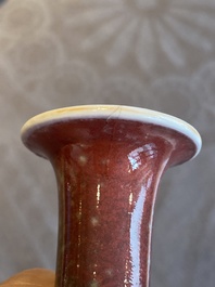 Paire de vases en porcelaine de Chine &agrave; &eacute;mail dit 'fleur de p&ecirc;che' sur socles en bois, marque de Kangxi, 19&egrave;me