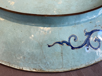 Grand plat en &eacute;maux de Canton &agrave; d&eacute;cor floral, Chine, Qianlong