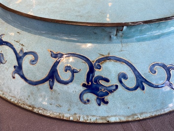Grand plat en &eacute;maux de Canton &agrave; d&eacute;cor floral, Chine, Qianlong