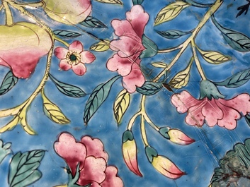 Grand plat en &eacute;maux de Canton &agrave; d&eacute;cor floral, Chine, Qianlong