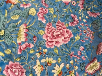 Grand plat en &eacute;maux de Canton &agrave; d&eacute;cor floral, Chine, Qianlong