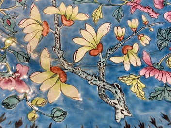 Grand plat en &eacute;maux de Canton &agrave; d&eacute;cor floral, Chine, Qianlong