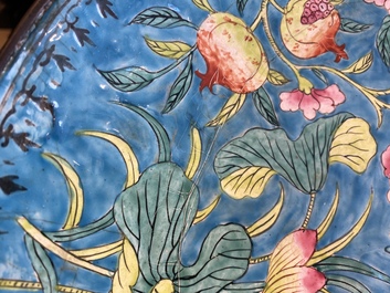 Grand plat en &eacute;maux de Canton &agrave; d&eacute;cor floral, Chine, Qianlong