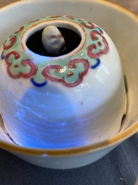 Een Chinese famille rose 'trick cup', 19e eeuw