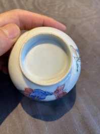 Een Chinese famille rose 'trick cup', 19e eeuw