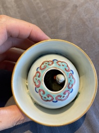 Een Chinese famille rose 'trick cup', 19e eeuw