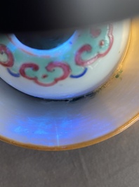 Een Chinese famille rose 'trick cup', 19e eeuw
